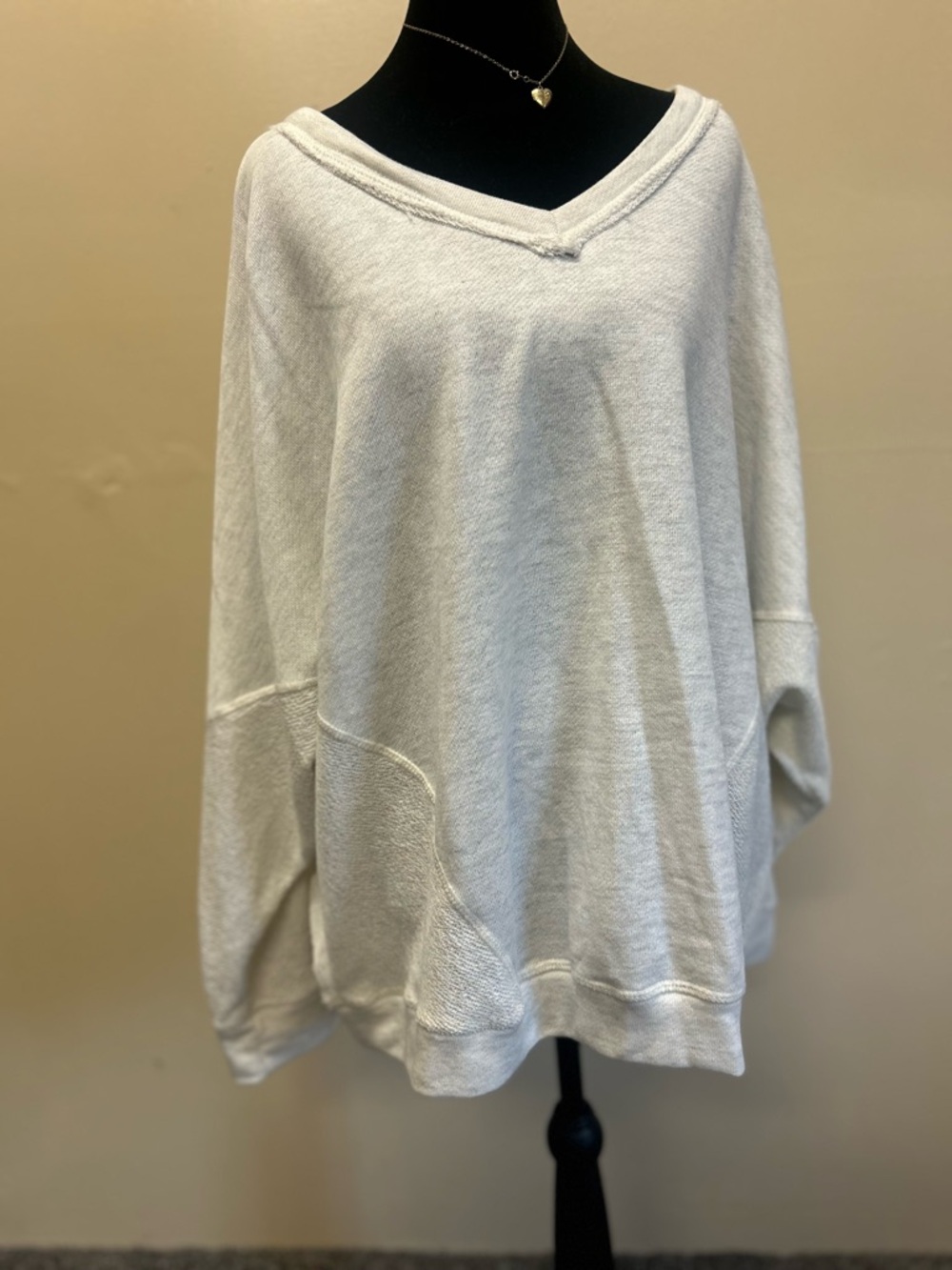 Like Love Top in Off-White Size Xl such a cute cut
